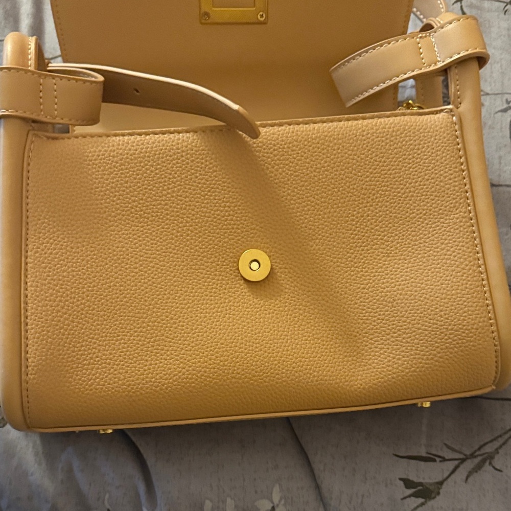Classic Structured Shoulder Bag in camel - Picture 3 of 9